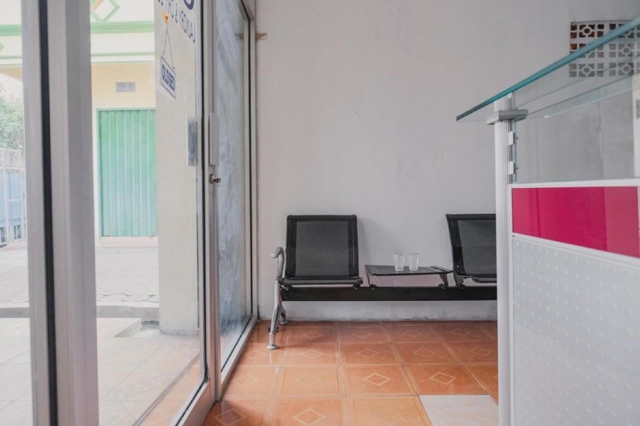 RedDoorz Syariah near Stadion Maulana Yusuf Serang Bagian luar foto